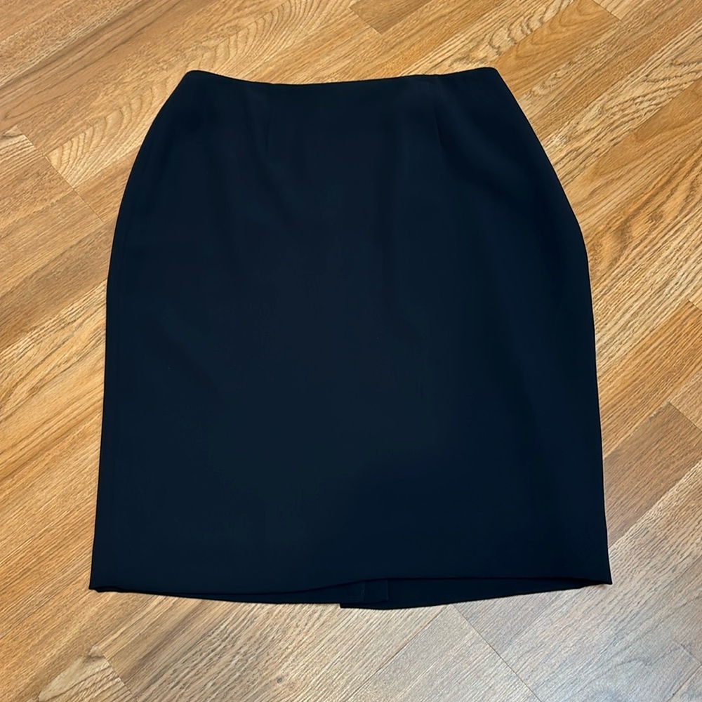 Dana Buchman, solid black classic/chic/casual style pencil midi skirt. Size 14.